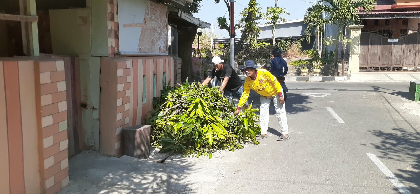 Warga RW 7 BTN Lamalaka Indah Kompak Bersihkan Lorong, Wujudkan Lingkungan Asri dan Nyaman